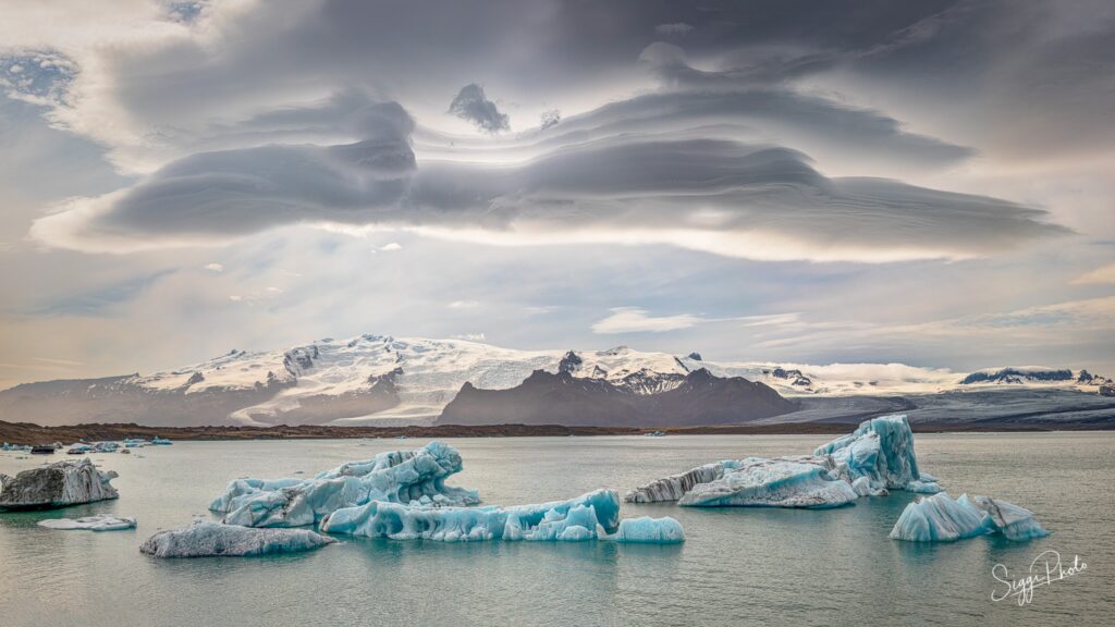Icebergs floaring in Glacier Lagoon, Iceland